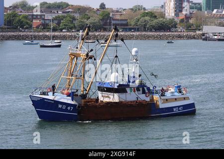 Der Trawler SATURNUS (WD47) verlässt die Camber Docks und verlässt den Hafen Stockfoto