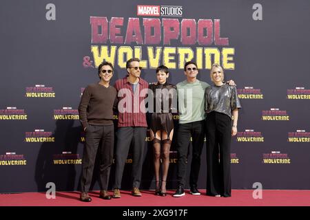 Shawn Levy, Ryan Reynolds, Emma Corrin, Hugh Jackman und Wendy Jacobson bei der „Deadpool & Wolverine“ Filmpremiere am 7.07.2024 in Berlin Stockfoto