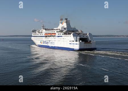 Die Brittany Ferries Roll-on-Roll-off-Passagier- und Fahrzeugfähre MV NORMANDIE verlässt den Hafen, um ihre Reise über den Ärmelkanal zu beginnen Stockfoto