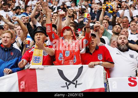 Düsseldorf, Deutschland. Juli 2024. England Fans Fußball/Fußball : UEFA Europameisterschaft Deutschland 2024 Viertelfinalspiel zwischen England 1 (PK5-3) 1 Schweiz in der Düsseldorf Arena in Düsseldorf. Quelle: Mutsu Kawamori/AFLO/Alamy Live News Stockfoto