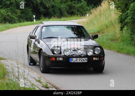 20. Regensburger Classic Rallye, Oldtimer-Rennen bzw Ausfahrt mit Start und Ziel in Regensburg, Via Laaber, Beratzhausen, Lupburg, Steinmühle bei Parsberg, Hexenagger, Kapflberg, Sinzing, Stadtamhof. Foto: Startnummer 3, Porsche 924 Targa, Baujahr 1984 mit 125 PS *** 20 Regensburger Classic Rallye, Oldtimer-Rennen/Ausflug mit Start und Ziel in Regensburg, Via Laaber, Beratzhausen, Lupburg, Steinmühle bei Parsberg, Hexenagger, Kapflberg, Sinzing, Stadtamhof Foto Startnummer 3, Porsche 924 Targa, Baujahr 1984 mit 125 ps Stockfoto