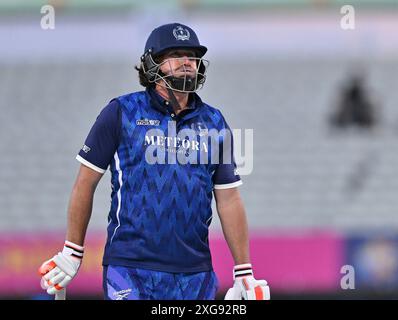 Edgbaston, Birmingham, Großbritannien. Juli 2024. World Championship of Legends T20 Cricket League, England Champions gegen Pakistan Champions; Ryan Sidebottom of England geht vom Spielfeld ab Credit: Action Plus Sports/Alamy Live News Stockfoto