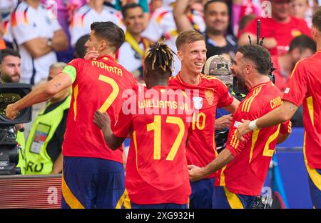 Stuttgart, Deutschland. Juli 2024. Dani Olmo, ESP 10 feiert 0-1 Tor, glücklich, lachen, feiern, mit Nico Williams, ESP 17 Dani Carvajal, ESP 2 Alvaro Morata, ESP 7 im Viertelfinalspiel DEUTSCHLAND - SPANIEN 1-2 N.V. der UEFA-Europameisterschaften 2024 am 5. Juli 2024 in Stuttgart. Fotograf: ddp Images/STAR-Images Credit: ddp Media GmbH/Alamy Live News Stockfoto