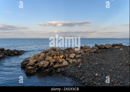 Steine in der Nähe des Strandes des Mittelmeers in Zypern im Winter Stockfoto