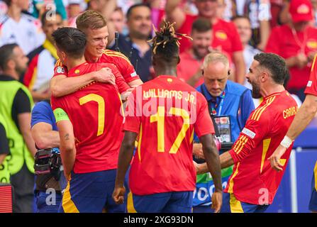 Stuttgart, Deutschland. Juli 2024. Dani Olmo, ESP 10 feiert 0-1 Tor, glücklich, lachen, feiern, mit Nico Williams, ESP 17 Dani Carvajal, ESP 2 im Viertelfinalspiel DEUTSCHLAND - SPANIEN 1-2 N.V. der UEFA-Europameisterschaften 2024 am 5. Juli 2024 in Stuttgart. Fotograf: ddp Images/STAR-Images Credit: ddp Media GmbH/Alamy Live News Stockfoto