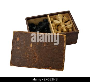 Alte Box mit Schachfiguren auf weißem Hintergrund Stockfoto