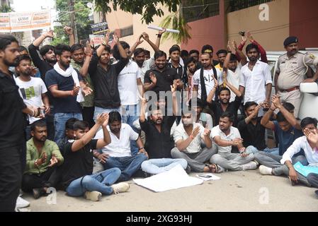 Patna, Indien. Juli 2024. PATNA, INDIEN - 7. JULI: Studenten der Pataliputra University demonstrieren während der 8. senatssitzung vor dem J.D. Women's College am 6. Juli 2024 in Patna, Indien. (Foto: Santosh Kumar/Hindustan Times/SIPA USA) Credit: SIPA USA/Alamy Live News Stockfoto