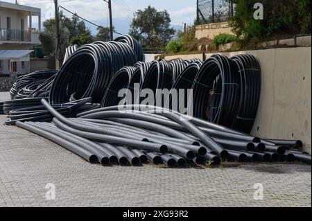 Schwarze Kunststoffrohre für Wasser in Nordzypern Stockfoto