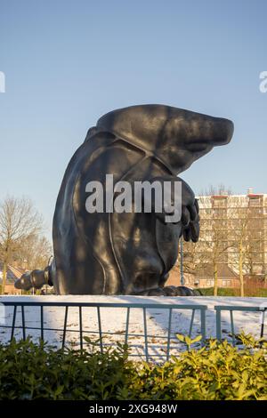 Riesige Bronzeskulptur des Maulwurfs des Künstlers Tom Claassen, oben auf dem Bahnhof in Best, Niederlande an einem sonnigen Wintertag, mit etwas Schnee Stockfoto