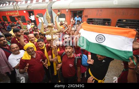 Patna, Indien. Juli 2024. PATNA, INDIEN - 7. JULI: Pilger von 'Jai Baba Amarnath Barfani Sangh', bevor sie von Patna Junction vor dem Beginn von Amarnath Yatra am 6. Juli 2024 in Patna, Indien, verlassen. (Foto: Santosh Kumar/Hindustan Times/SIPA USA) Credit: SIPA USA/Alamy Live News Stockfoto