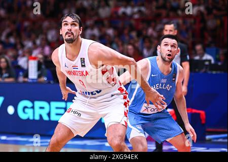 9 Dario Saric aus Kroatien trat am 7. Juli 2024 im Peace&amp; Friendship Stadium in Piräus, Griechenland, beim Olympischen Qualifikationsturnier 2024 mit 16 Kostas Papanikolaou aus Griechenland an. Stockfoto