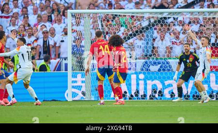 Stuttgart, Deutschland. Juli 2024. Jamal Musiala, DFB 10 Punkte, schießt Tor, Tor, Treffer, Torschuss, Marc Cucurella, ESP 24 Block mit der Hand im Viertelfinalspiel DEUTSCHLAND - SPANIEN 1-2 N.V. der UEFA-Europameisterschaften 2024 am 5. Juli 2024 in Stuttgart. Fotograf: ddp Images/STAR-Images Credit: ddp Media GmbH/Alamy Live News Stockfoto