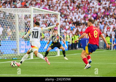 Stuttgart, Deutschland. Juli 2024. Jamal Musiala, DFB 10 tritt um den Ball, Tackling, Duell, Header, zweikampf, Aktion, Kampf gegen Unai Simon, ESP 23 Fabian Ruiz, ESP 8 im Viertelfinalspiel DEUTSCHLAND - SPANIEN 1-2 N.V. der UEFA-Europameisterschaften 2024 am 5. Juli 2024 in Stuttgart. Fotograf: ddp Images/STAR-Images Credit: ddp Media GmbH/Alamy Live News Stockfoto