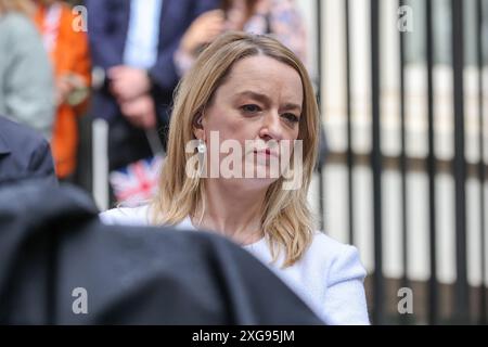 Laura Kuenssberg, BBC-Journalistin und Moderatorin der Sonntagmorgen-Politikshow, erwartet die Ankunft des neuen Premierministers Sir Keir Starmer in der Downing Street im Zentrum Londons, nachdem die Labour Party einen historischen Sieg errungen hatte. Stockfoto