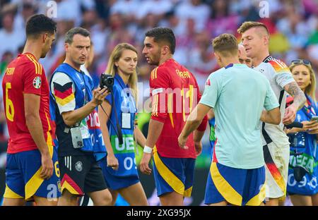 Stuttgart, Deutschland. Juli 2024. Toni Kroos, DFB 8 Ferran Torres, ESP 11 Mikel Merino, ESP 6 DFB-Credit Philipp Reinhard, Team-Credit nach dem Viertelfinalspiel DEUTSCHLAND - SPANIEN 1-2 N.V. der UEFA-Europameisterschaften 2024 am 5. Juli 2024 in Stuttgart. Fotograf: ddp Images/STAR-Images Credit: ddp Media GmbH/Alamy Live News Stockfoto