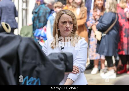 Laura Kuenssberg, BBC-Journalistin und Moderatorin der Sonntagmorgen-Politikshow, erwartet die Ankunft des neuen Premierministers Sir Keir Starmer in der Downing Street im Zentrum Londons, nachdem die Labour Party einen historischen Sieg errungen hatte. Stockfoto