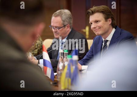 Odesa, Ukraine. Juli 2024. Der niederländische Verteidigungsminister Ruben Brekelmans, rechts, und der Außenminister Caspar Veldkamp, links, während bilateraler Gespräche mit dem ukrainischen Präsidenten Wolodymyr Zelenskyj und den Delegationen am 7. Juli 2024 in Odesa, Ukraine. Kredit: Ukrainischer Ratsvorsitz/Pressestelle Des Ukrainischen Präsidenten/Alamy Live News Stockfoto