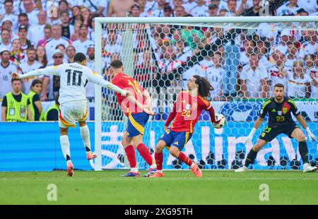 Stuttgart, Deutschland. Juli 2024. Jamal Musiala, DFB 10 Punkte, schießt Tor, Tor, Treffer, Torschuss, Marc Cucurella, ESP 24 Block mit der Hand im Viertelfinalspiel DEUTSCHLAND - SPANIEN 1-2 N.V. der UEFA-Europameisterschaften 2024 am 5. Juli 2024 in Stuttgart. Fotograf: ddp Images/STAR-Images Credit: ddp Media GmbH/Alamy Live News Stockfoto