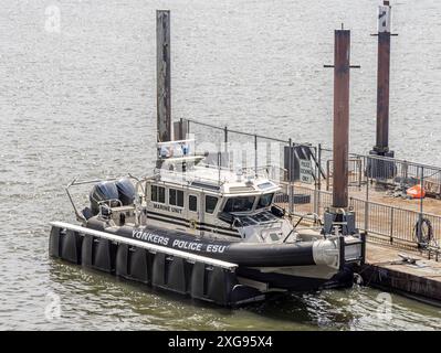 Yonkers Polizei-ESU-Boot am Dock Stockfoto