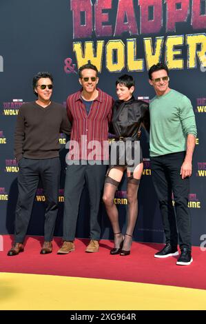 Shawn Levy, Ryan Reynolds, Emma Corrin und Hugh Jackman beim Fan-Screening des Kinofilms 'Deadpool & Wolverine' im UCI Luxe am Uber Platz. Berlin, 07.07.2024 Stockfoto