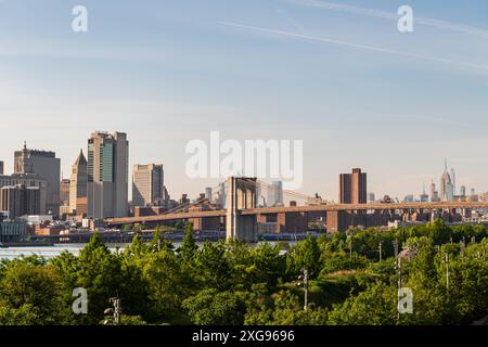 Panoramablick auf die Skyline von Lower Manhattan und die Brooklyn Bridge von der Brooklyn Heights Promenade über den East River an einem klaren Frühlingsmorgen. Stockfoto