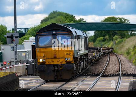 Güterzug durch Westerfield auf dem Weg zum Hafen von Felixstowe Suffolk UK Stockfoto