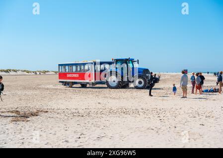 Skagen, Dänemark - 10. Juli 2019: Sandormen, was Sandwurm bedeutet, transportieren Touristen nach Grenen. Stockfoto