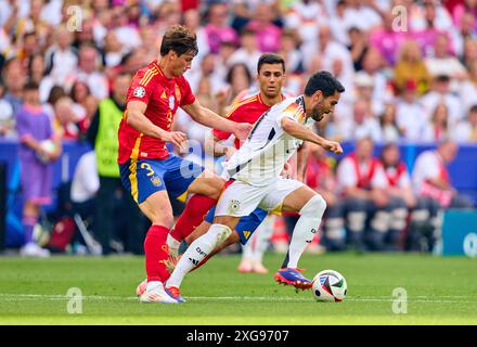 Ilkay Gündogan, DFB 21 tritt um den Ball, Tackling, Duell, Header, zweikampf, Aktion, Kampf gegen Robin Le Normand, ESP 3 im Viertelfinalspiel DEUTSCHLAND - SPANIEN 1-2 N.V. der UEFA-Europameisterschaften 2024 am 5. Juli 2024 in Stuttgart. Fotograf: Peter Schatz Stockfoto