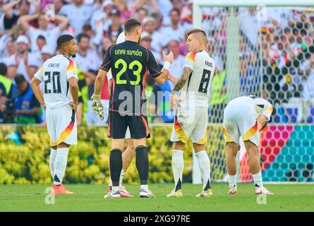 Toni Kroos, DFB 8 Gratulation von Unai Simon, ESP 23 Benjamin Henrichs, DFB 20 Sad nach dem Viertelfinalspiel DEUTSCHLAND - SPANIEN 1-2 N.V. der UEFA-Europameisterschaften 2024 am 5. Juli 2024 in Stuttgart. Fotograf: Peter Schatz Stockfoto