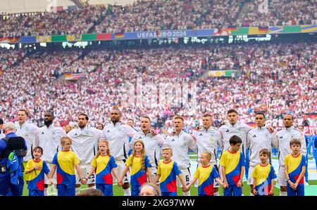 Manuel NEUER, DFB 1 Torwart, Antonio Rüdiger, Ruediger, DFB 2 Emre CAN, DFB 25 Jonathan Tah, DFB 4 David Raum, DFB 3 Joshua Kimmich, DFB 6 Toni Kroos, DFB 8 Kai Havertz, DFB 7 Jamal Musiala, DFB 10 Leroy SANE, DFB 19 bei Hymne im Viertelfinalspiel DEUTSCHLAND - SPANIEN 1-2 N.V. der UEFA-Europameisterschaften 2024 am 5. Juli 2024 in Stuttgart. Fotograf: Peter Schatz Stockfoto