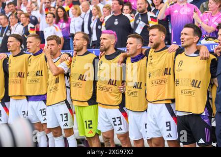 Robin Koch, DFB 24 Nico Schlotterbeck, DFB 15 Thomas Müller, Müller, DFB 13 Oliver Baumann, DFB 12, Robert Andrich, DFB 23 Pascal Gross, DFB 5 Niclas Füllkrug, DFB 9 bei Hymne im Viertelfinalspiel DEUTSCHLAND - SPANIEN 1-2 N.V. der UEFA-Europameisterschaften 2024 am 5. Juli, 2024 in Stuttgart, Deutschland. Fotograf: Peter Schatz Stockfoto