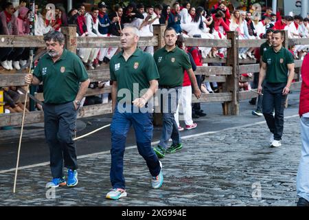 Pamplona, Spanien. Juli 2024. Eine Gruppe kämpfender Bullenhirten macht sich auf den Weg zum Ausgangspunkt des ersten Bullenlaufs während des San Fermín Festivals. Der erste Tag des Bullenlaufs, der erste von acht kommenden, mit kämpfenden Stieren während des San Fermín Festivals. Dieses Mal debütierten die Kampfstiere von der Palmosilla-Ranch durch die Straßen der Altstadt der Hauptstadt Navarra. (Foto: Nacho Boullosa/SOPA Images/SIPA USA) Credit: SIPA USA/Alamy Live News Stockfoto