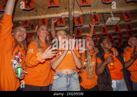 Marktweg, Den Haag, Niederlande. Samstag, 6. Juli 2024. Die Niederlande schlugen heute Abend die Türkei mit 2-1. Das Spiel gegen die Türkei fand in Berlin statt. In den Niederlanden schmücken niederländische Fußballfans ihre Häuser im Vorfeld der Fußball-Europameisterschaft 2024 in der patriotischen Farbe Orange. Diese Tradition entstand in den frühen 1990er Jahren, als Straßen und Plätze in den Niederlanden während der Europameisterschaft und der Weltmeisterschaft mit der Nationalflagge und der Farbe Orange versehen wurden. Bildunterschrift. Quelle: Charles M Vella/Alamy Live News Stockfoto