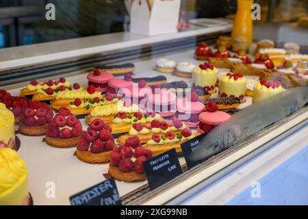 Französisches Gebäck in einem Café in Paris Stockfoto