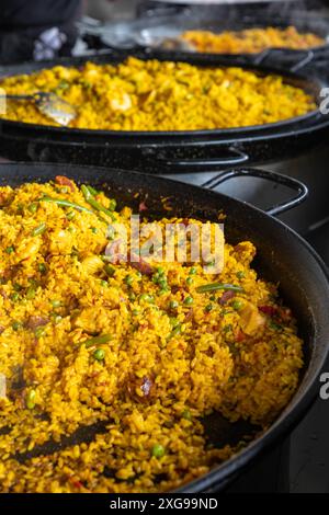 Händler beim Stockton Heath Festival 2024, der Paella aus riesigen Pfannen verkauft Stockfoto