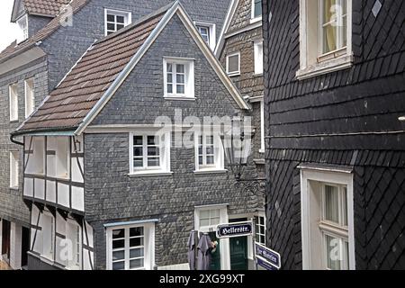 Malerische Altstädte im Rheinland die Altstadt des Ortes Velbert-Langenberg gehört zu der schönsten der Region und gehört zum Kreis Mettmann, auch zum Rheinland. Der Ort wurde im Jahr 1220 zum ersten Mal urkundlich erwähnt und viele historische Bauten sind bis heute erhalten geblieben. Velbert-Langenberg Nordrhein-Westfalen Deutschland Altstadt *** malerische Altstädte im Rheinland die Altstadt von Velbert Langenberg gehört zu den schönsten der Region und gehört zum Landkreis Mettmann, d.h. dem Rheinland die Stadt wurde erstmals urkundlich im Jahr 1220 erwähnt und viele historische bui Stockfoto