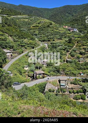 Vertikales Foto der wunderschönen Landschaft über Manarola, Italien. Blick hinunter vom Wanderweg zwischen Corniglia und Manarola. Stockfoto