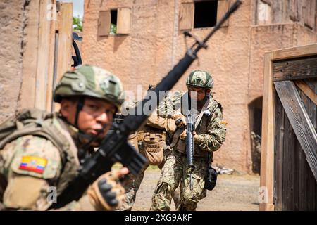 Marines des ecuadorianischen Marineinfanterie-Corps und US-Marines, die der Bravo Company, dem Battalion Landing Team 1/5, 15. Marine Expeditionstruppe zugewiesen wurden, verlassen den Infanterie-Tauchtrainer nach Abschluss des Marinekorps-Trainingsbereichs Bellows, Waimanalo, Hawaii, während der Übung Rim of the Pacific (RIMPAC) 2024, 3. Juli. 29 Nationen, 40 Überlandschiffe, drei U-Boote, 14 nationale Landstreitkräfte, mehr als 150 Flugzeuge und 25.000 Mitarbeiter nehmen vom 27. Juni bis 1. August an der RIMPAC Teil. RIMPAC ist die weltweit größte internationale maritime Übung und bietet ein u Stockfoto