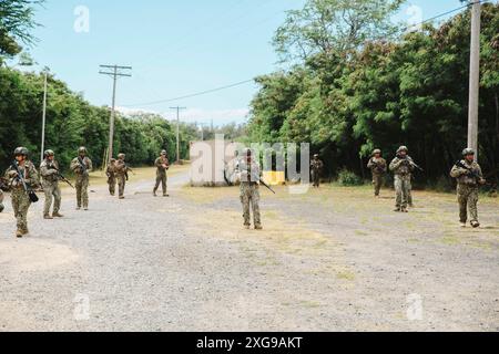 Marines des ecuadorianischen Marineinfanterie-Corps und US-Marines, die der Bravo Company, dem Battalion Landing Team 1/5, 15. Marine Expeditionstruppe, patrouillieren den Infanterie-Tauchtrainer im Marine Corps Training Area Bellows, Waimanalo, Hawaii, während der Übung Rim of the Pacific (RIMPAC) 2024, 3. Juli. 29 Nationen, 40 Überlandschiffe, drei U-Boote, 14 nationale Landstreitkräfte, mehr als 150 Flugzeuge und 25.000 Mitarbeiter nehmen vom 27. Juni bis 1. August an der RIMPAC Teil. RIMPAC ist die weltweit größte internationale maritime Übung und bietet eine einzigartige Trainingsmöglichkeit Stockfoto