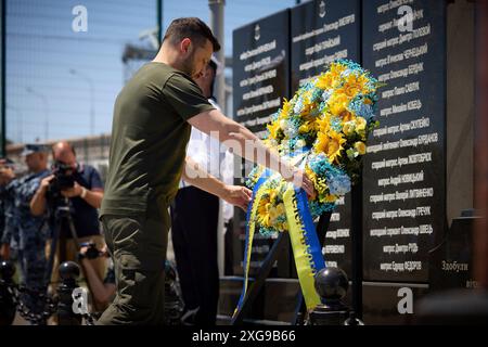 Odesa, Ukraine. Juli 2024. Der ukrainische Präsident Wolodymyr Zelenskyj legt den gefallenen Marinesoldaten einen Kranz auf die Gedenkstele während einer Veranstaltung zu Ehren des Marinetages im Hafen von Odesa am 7. Juli 2024 in Odesa, Ukraine. Kredit: Ukrainischer Ratsvorsitz/Pressestelle Des Ukrainischen Präsidenten/Alamy Live News Stockfoto