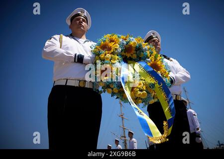 Odesa, Ukraine. Juli 2024. Ukrainische Seeleute tragen einen Kranz während einer Zeremonie an der Gedenkstätte Stele für die gefallenen Marinesoldaten im Hafen von Odesa am 7. Juli 2024 in Odesa, Ukraine. Kredit: Ukrainischer Ratsvorsitz/Pressestelle Des Ukrainischen Präsidenten/Alamy Live News Stockfoto