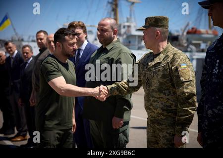 Odesa, Ukraine. Juli 2024. Der ukrainische Präsident Wolodymyr Zelenskyj begrüßt den ukrainischen Befehlshaber der Streitkräfte Oleksandr Syrskyi während einer Veranstaltung zum Marinetag im Hafen von Odesa am 7. Juli 2024 in Odesa, Ukraine. Kredit: Ukrainischer Ratsvorsitz/Pressestelle Des Ukrainischen Präsidenten/Alamy Live News Stockfoto