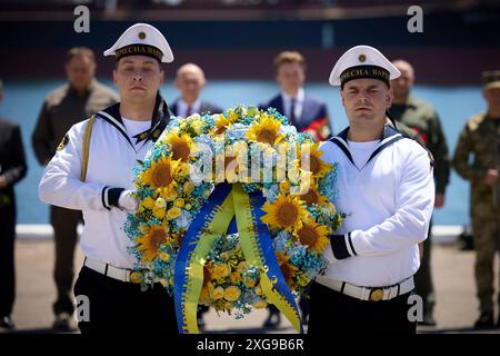 Odesa, Ukraine. Juli 2024. Ukrainische Seeleute tragen einen Kranz während einer Zeremonie an der Gedenkstätte Stele für die gefallenen Marinesoldaten im Hafen von Odesa am 7. Juli 2024 in Odesa, Ukraine. Kredit: Ukrainischer Ratsvorsitz/Pressestelle Des Ukrainischen Präsidenten/Alamy Live News Stockfoto