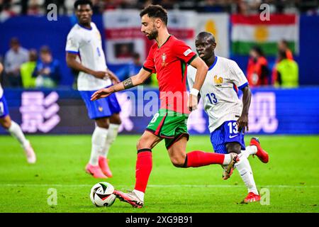 Hamburg, Frankreich, Deutschland. Juli 2024. Bruno FERNANDES (Portugal) und N’Golo KANTE (Frankreich) beim Spiel der UEFA Euro 2024 zwischen Portugal und Frankreich am 5. Juli 2024 im Volksparkstadion in Hamburg. (Kreditbild: © Matthieu Mirville/ZUMA Press Wire) NUR REDAKTIONELLE VERWENDUNG! Nicht für kommerzielle ZWECKE! Stockfoto