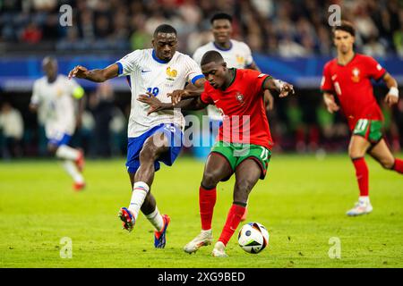 Hamburg, Deutschland. Juli 2024. Nuno Mendes (19) aus Portugal und Youssouf Fofana (19) aus Frankreich im Viertelfinale der UEFA Euro 2024 zwischen Portugal und Frankreich im Volksparkstadion in Hamburg. Stockfoto