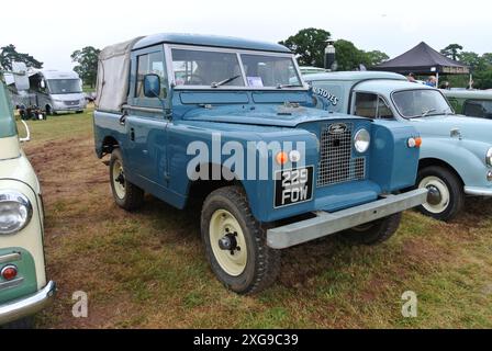 Ein Land Rover der Serie 2A aus dem Jahr 1964 parkte auf der 48. Historic Vehicle Gathering in Powderham, Devon, England, Großbritannien. Stockfoto