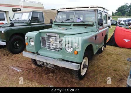 Ein Land Rover Series III aus dem Jahr 1976, der auf der 48. Historic Vehicle Gathering in Powderham, Devon, England, Großbritannien, ausgestellt wurde. Stockfoto