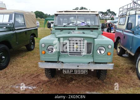 Ein Land Rover Series III aus dem Jahr 1976, der auf der 48. Historic Vehicle Gathering in Powderham, Devon, England, Großbritannien, ausgestellt wurde. Stockfoto