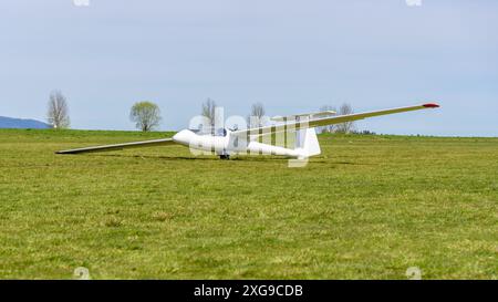 Weißer Gleiter auf dem Grasflugplatz, der auf die Fliege wartet Stockfoto