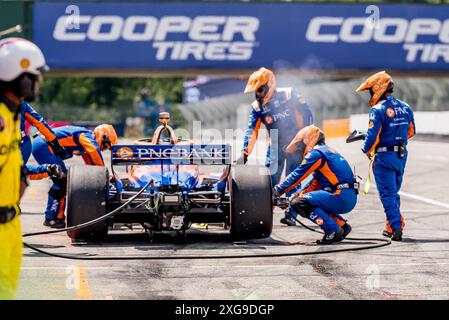 Lexington, Oh, USA. Juli 2024. SCOTT DIXON (9) aus Auckland, Neuseeland, kommt die Grubenstraße herunter, nachdem er früh von Honda Indy 200 verlassen hatte, weil der Motor auf dem Mid-Ohio Sports Car Course in Lexington, OH, defekt war. (Kreditbild: © Walter G. Arce Sr./ASP via ZUMA Press Wire) NUR REDAKTIONELLE VERWENDUNG! Nicht für kommerzielle ZWECKE! Quelle: ZUMA Press, Inc./Alamy Live News Stockfoto